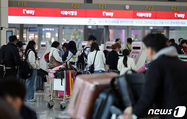 인천국제공항 1터미널에서 여행객 등이 출국 수속을 밟고 있다. 2024.1.16/뉴스1 ⓒ News1 박정호 기자