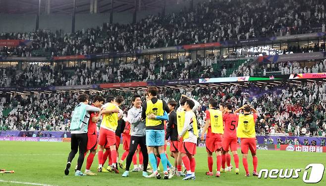 대한민국 축구대표팀 선수들이 30일(현지시간) 카타르 알라이얀 에듀케이션 시티 스타디움에서 열린 2023 아시아축구연맹(AFC) 카타르 아시안컵 16강전 대한민국과 사우디아라비아의 경기에서 승부차기 끝에 승리한 뒤 환호하고 있다. 2024.1.31/뉴스 ⓒ News1 김성진 기자