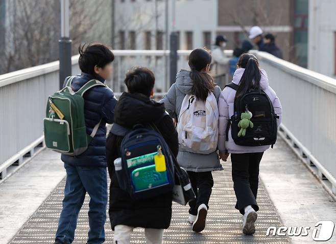 31일 오전 서울 시내의 한 초등학교에서 어린이들이 등교를 하고 있다. 저출생 속도가 빨라지면서 최근 10년 사이 우리나라 18세 미만 아동 인구가 200만명 넘게 줄어들면서 700만명 선이 깨질 것으로 보인다. 2024.1.31/뉴스1 ⓒ News1 이재명 기자