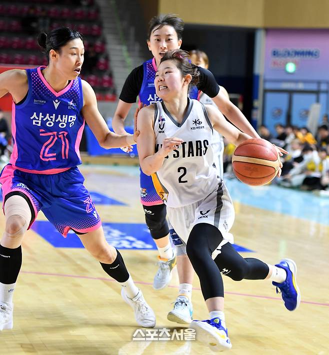 KB 허예은(오른쪽)이 31일 용인체육관에서 열린 2023-2024 WKBL 정규리그 삼성생명과 경기에서 돌파를 시도하고 있다. 용인 | 강영조 기자 kanjo@sportsseoul.com