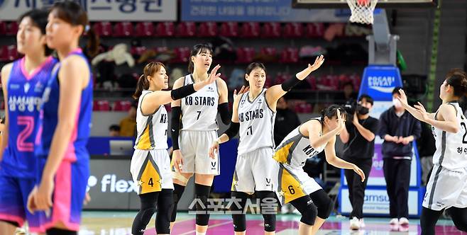 KB 박지수와 선수들이 31일 용인체육관에서 열린 2023-2024 WKBL 정규리그 삼성생명전에서 승리한 후 자축하고 있다. 용인 | 강영조 기자 kanjo@sportsseoul.com