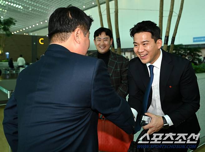 31일 롯데 자이언츠 선수단이 인천공항을 통해 전지훈련지인 괌으로 출국했다. 김민성이 김태형 감독과 인사를 나누고 있다. 인천공항=허상욱 기자wook@sportschosun.com/2024.01.31/