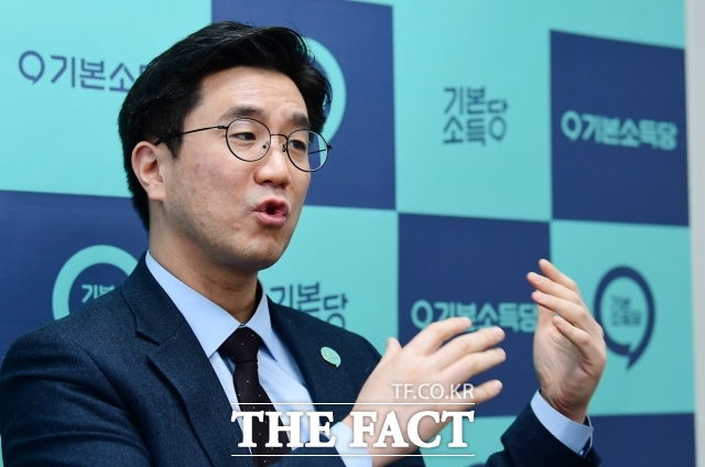 오준호 기본소득당 공동대표도 이날 기자회견을 열고 선거제와 관련해 거대 양당을 비판하며 준연동형 선거제 유지를 주장했다. /임영무 기자