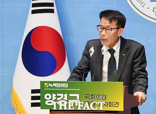 양경규 정의당 의원이 31일 오전 서울 여의도 국회 소통관에서 등원 기자회견을 열고 발언을 하고 있다. /국회=배정한 기자