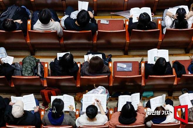 11일 서울 동작구 숭실대학교 한경직기념관에서 열린 '2024 대입 정시모집 대비 학생-학부모 대상 대입 설명회'에 참가한 수험생 및 학부모가 설명을 듣고 있다. 사진=강진형 기자aymsdream@