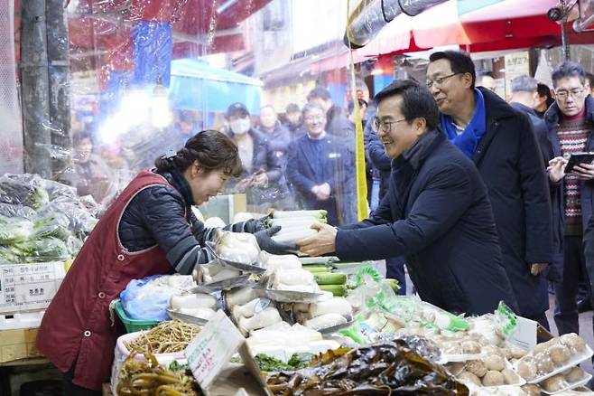 김동연 경기도지사가 31일 오후 성남 소재 은행시장과 남한산성 시장을 방문해 상인들과 이야기를 나누고 있다.