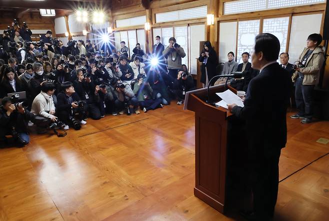 더불어민주당 이재명 대표가 31일 서울 여의도 국회 사랑재에서 신년 기자회견을 하고 있다./연합뉴스