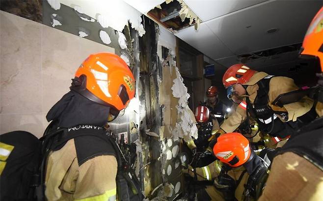 28일 오후 서울 구로구의 한 대형 교회에서 불이 난 곳을 소방대원들이 살피고 있는 모습. /서울강서소방서