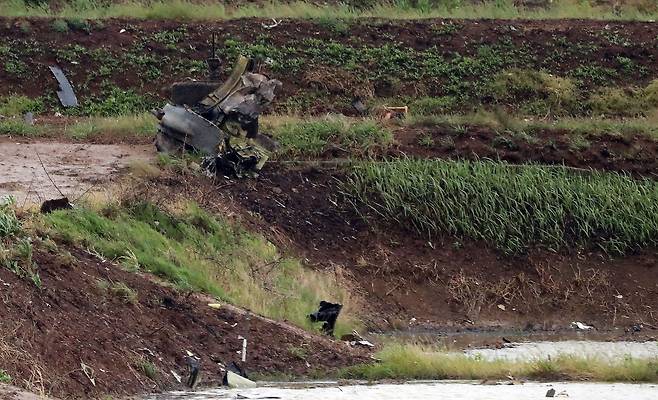 지난해 5월 6일 경기도 평택시 평성읍 노와리의 한 농지에서 미군 전투기 F-16 1대가 추락하는 사고가 발생해 관계자들이 잔해 등을 수습하고 있다. /뉴스1