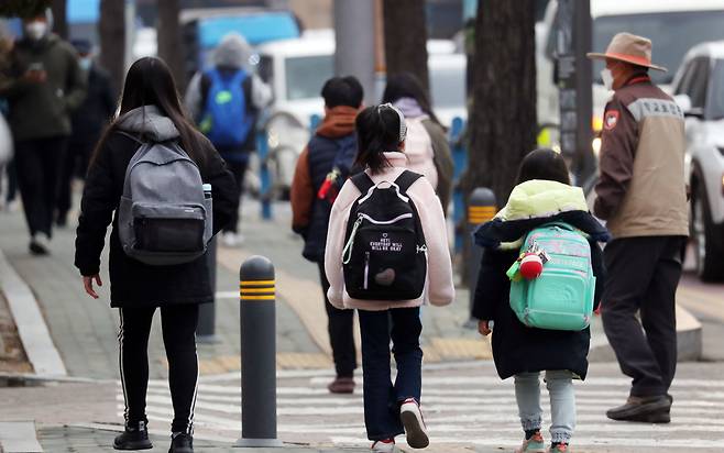 서울 한 초등학교에서 학생들이 등교를 하고 있는 모습. / 뉴스1