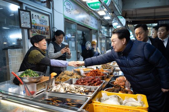 지난 1월25일 윤석열 대통령이 경기도 의정부시 의정부제일시장을 찾아 상인들을 격려하고 있다.<대통령실 제공·연합뉴스>