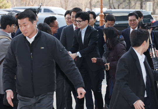 한동훈 국민의힘 비상대책위원장이 경호 인력과 함께 31일 경기도 수원시 한국나노기술원을 방문하고 있다. 연합뉴스