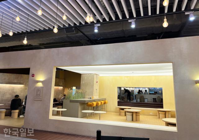 국립현대미술관 청주와 붙어 있는 '문화제조창' 1층에는 식당과 카페, 휴게시설이 들어서 있다.