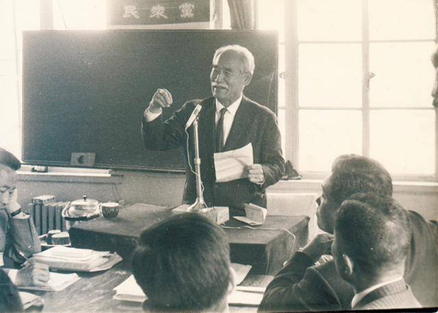 1965년 민중당사에서 전견을 밝히고 있는 우촌 전진한. 현암사 제공