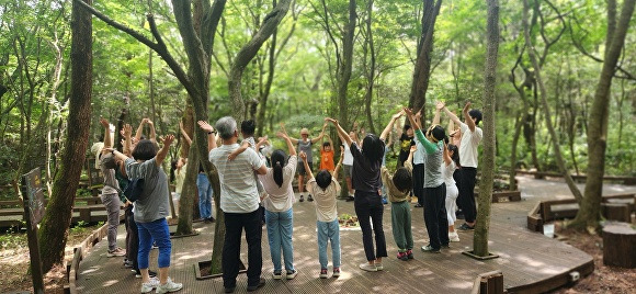 서귀포 시민들이 숲 체험 프로그램에 참여하고 있다. [사진=서귀포시]