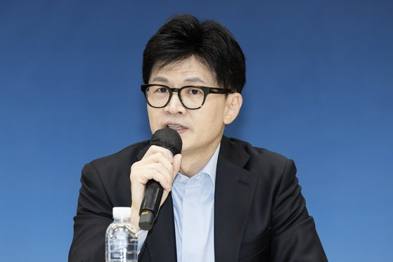 한동훈 국민의힘 비상대책위원장이 31일 오후 수원 한국나노기술원에서 열린 반도체산업현장 간담회에 참석해 인사말을 하고 있다. 전민규 기자