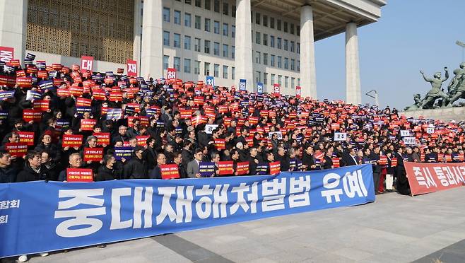 손경식 한국경영자총협회 회장과 김기문 중소기업중앙회장, 중소기업대표들이 31일 국회 앞에서 50인 미만 사업장 중대재해처벌법 유예 불발 규탄 대회를 하고 있다. /사진=연합뉴스