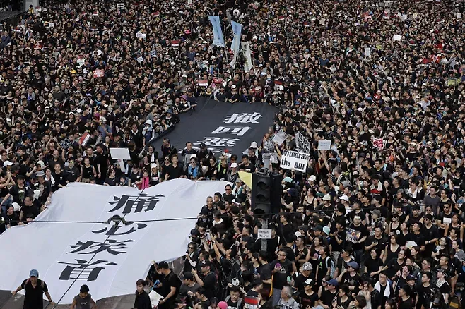 2019년 6월 홍콩 도심에서 ‘범죄인 인도 조례(송환법)’ 제정에 반대하는 대규모 집회가 열리고 있다. AP연합뉴스