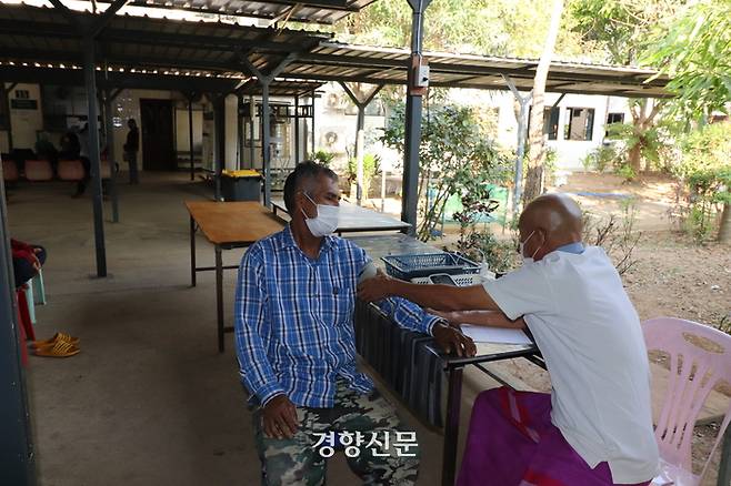 태국 매솟의 매따오 클리닉에서 지난 18일 오전 한 환자가 혈압을 재고 있다. 매솟｜김서영 순회특파원