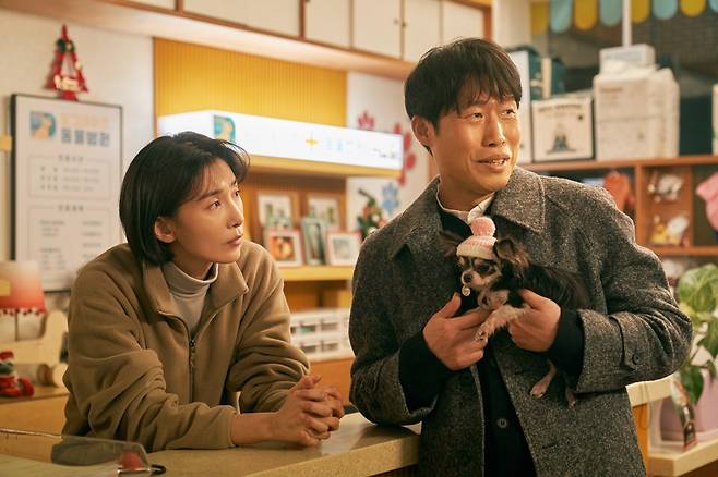 A scene from "Dog Days," starring Kim Seo-hyung (left) and Yoo Hae-jin (CJ ENM)