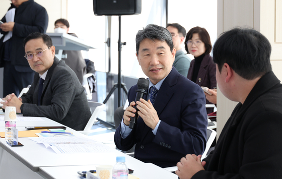 Education Minister Lee Ju-ho, center, explains about the Glocal University 30 project during a meeting with South Jeolla-based universities in November last year. The Ministry of Education announced Wednesday it will select 10 universities and coalitions for this year's Glocal University 30 project. [NEWS1]