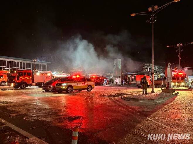 지난 22일 발생한 서천특화시장 화재 진압을 위해 집결한 충남119 소방차들.