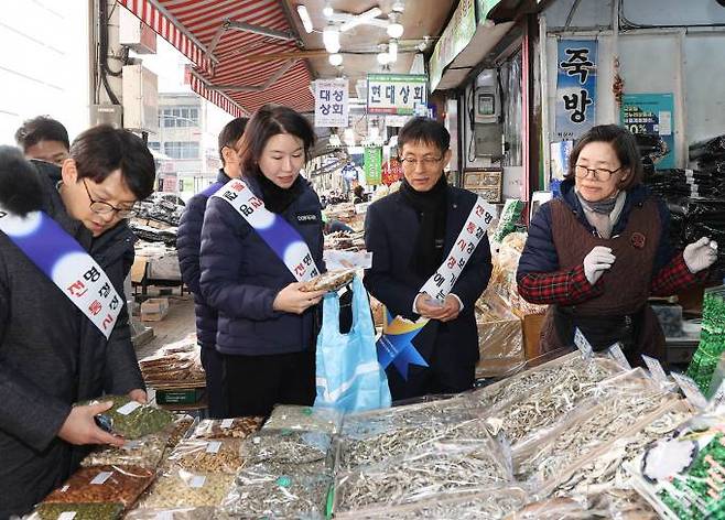 이은미 대구은행 경영기획본부 상무가 31일 서문시장에서 설 제수용품을 구입하고 있다. (DGB대구은행 제공)