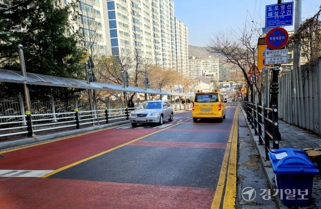 용인특례시 처인구 삼가초등학교 정문 앞까지 이어지는 가파른 경사면 도로. 인근 주민들은 이곳에 열선이 설치되지 않았다며 대책을 호소하고 있다. 송상호기자