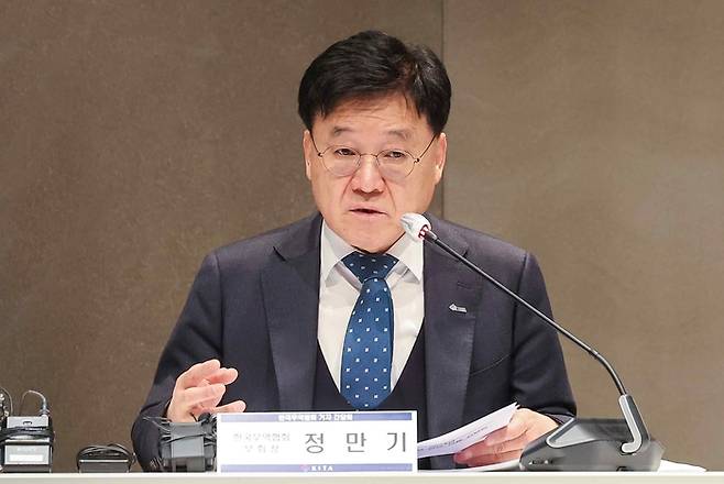 Jeong Marn-Ki, executive vice chairman of KITA, gives a briefing during a press conference in Seoul on Tuesday. [Photo by Yonhap]