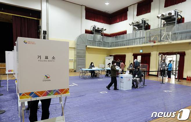 (서울=뉴스1) 이재명 기자 = 제21대 국회의원선거일인 15일 오전 서울 용산구 성심여자고등학교에 마련된 원효로 제2동 제3 투표소에서 유권자들이 투표를 하고 있다. 2020.4.15/뉴스1