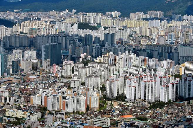 분양가 상한제 주택의 실거주 의무가 '최초 입주 가능일'에서 '최초 입주일로부터 3년 유예'로 변경될 전망이다. 사진은 서울시내 한 아파트 밀집 지역. /사진=뉴시스