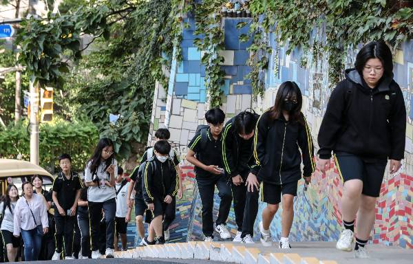 31일 서울시교육청은 올해 서울 지역 중학교 학생들이 작년보다 1326명 감소했다고 발표했다. 사진은 서울 서대문구 연희중학교 학생들이 등교하는 모습./ 사진=뉴시스