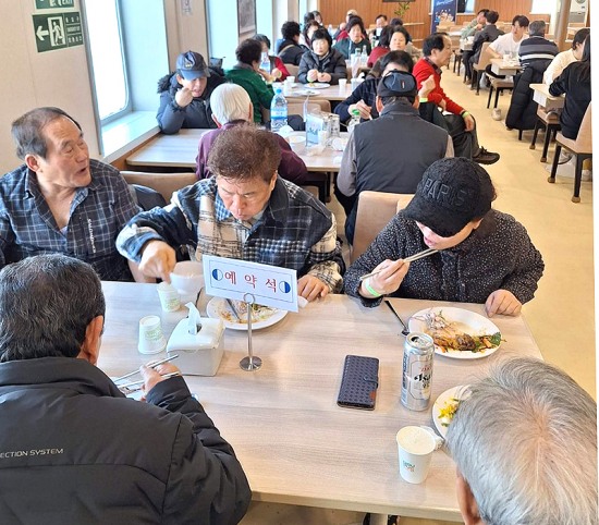 효도관광에 나선 어르신들이 크루즈 선내에서 뷔페식 점심 식사를 하고 있다