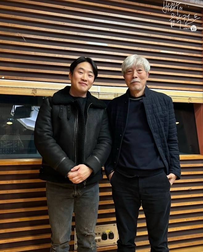 왼쪽부터 안재홍 배철수 / MBC FM4U ‘배철수의 음악캠프’ 공식 소셜미디어