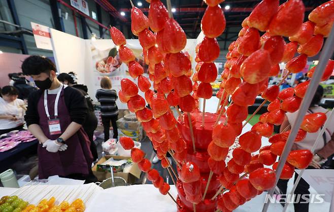 [서울=뉴시스] 김명년 기자 = 19일 오후 서울 강남구 세텍에서 열린 '2024 서울 스트로베리 페스타'에서 딸기 탕후루가 진열돼 있다. 2024.01.19. kmn@newsis.com