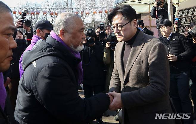 [서울=뉴시스] 김선웅 기자 = 홍익표 더불어민주당 원내대표가 30일 서울 중구 서울광장에 마련된 이태원참사 분향소를 찾아 참사 유가족을 위로하고 있다. (공동취재) 2024.01.30. photo@newsis.com