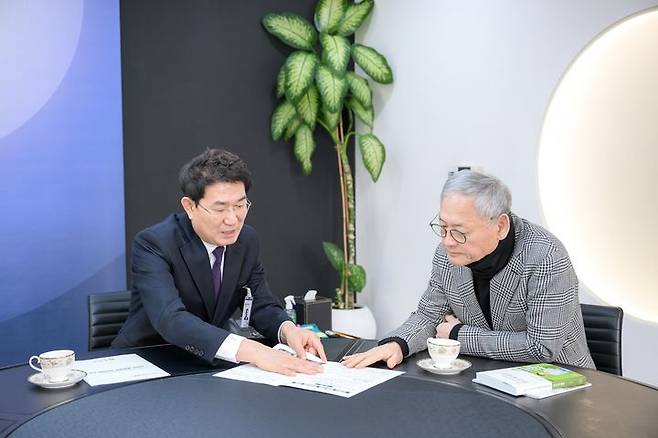 [순천=뉴시스] 31일 대한민국 문화도시 조성계획 승인 지자체 공동 연수회에 참석한 노관규 순천시장이 유인촌 장관과 K-디즈니 순천 등을 건의하고 있다. (사진=순천시 제공) 2024.01.31. photo@newsis.com  *재판매 및 DB 금지