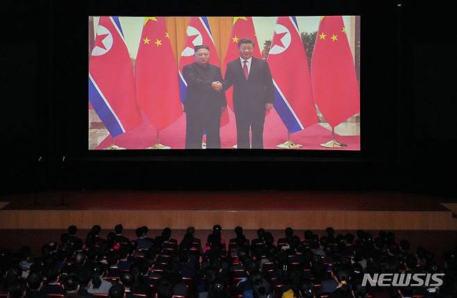 [베이징=뉴시스]왕야쥔 주(駐)북한 중국대사가 30일 평양에서 북한 정부 측 인사들과 김정은 북한 국무위원장이 등장하는 다큐멘터리를 함께 관람했다고 31일 주북한 중국대사관이 밝혔다. 사진은 행사에서 다큐멘터리 영상이 상영되는 모습.(사진=주북한 중국대사관 홈페이지 갈무리) 2024.1.31 photo@newsis.com