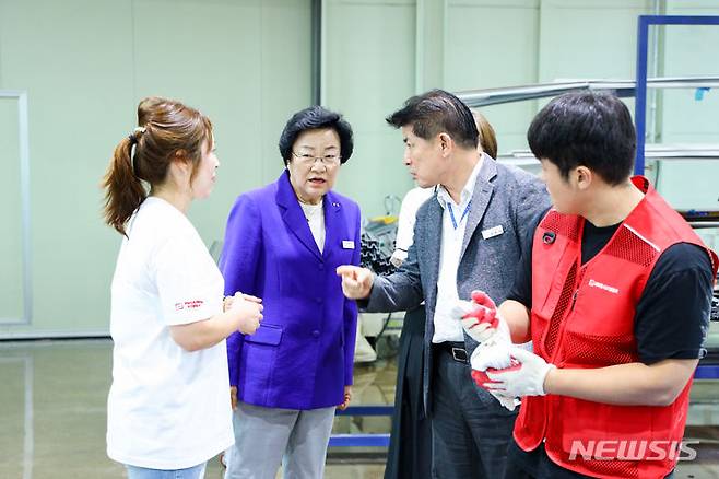 [이천=뉴시스] 김경희 시장이 지역에 있는 중소기업 작업현장을 둘러보고 있다.(사진=이천시 제공)2024.01.31.photo@newsis.com*재판매 및 DB 금지