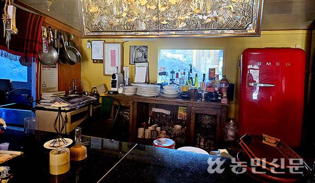 국수교과서 내부 모습. 전씨가 세계를 여행하며 사 모은 소품들로 가득하다.