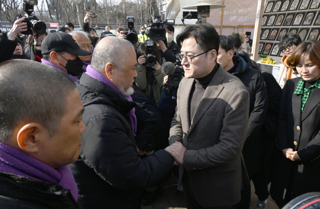 ▲국무회의에서 '10·29 이태원참사 진상규명과 재발방지 및 피해자 권리보장을 위한 특별법안'에 대한 재의요구안이 의결된 30일 오후 더불어민주당 홍익표 원내대표가 서울광장 10·29 이태원참사 희생자 합동분향소에서 유가족들과 면담에 앞서 인사하고 있다. ⓒ연합뉴스