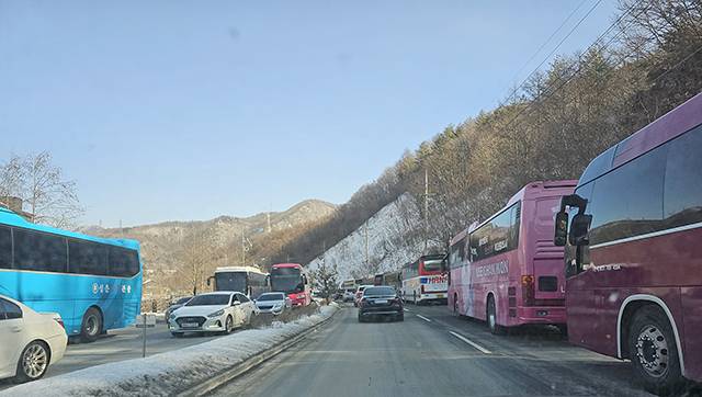 ▲가장 많은 관광객이 태백산눈축제 현장을 방문한 지난 28일 낮 12시 30분께 태백산국립공원 인근 도로에는 관광버스와 승용차들이 극심하게 정체되어 있다. ⓒ프레시안