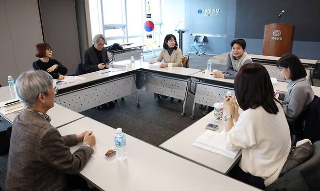 심사위원들이 세계문학상 본심 심사를 하고 있는 모습. 남정탁 기자