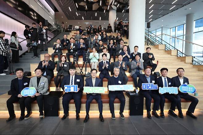 김동연 경기도지사 등 제3판교 테크노밸리 발표회 참석자들이 기념촬영을 하고 있다. 경기도 제공