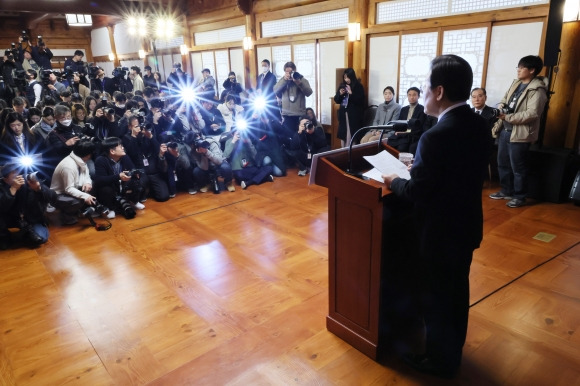 이재명 더불어민주당 대표가 31일 국회 사랑재에서 신년 기자회견을 하고 있다. 2024.1.31 연합뉴스