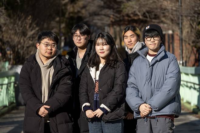 <기억해, 봄> 다큐멘터리 제작진. 왼쪽부터 최호영씨, 이지행씨, 이정겸씨, 송현서씨, 윤선우씨. ⓒ시사IN 박미소