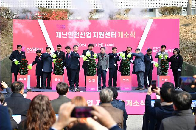 30일 동래구 명륜배수펌프장 일원에서 열린&nbsp;'재난안전산업지원센터' 개소식에서 참석자들이 나무에 물을 주고 있다. ⓒ부산시 제공