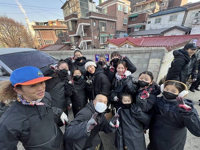 지난 30일 거리의 시인 노현태, 에코엔젤스, 리아킴이 팝핀현준의 ‘2024 사랑의 연탄나눔’ 봉사활동을 펼쳤다. 사진제공|스위치프로모션