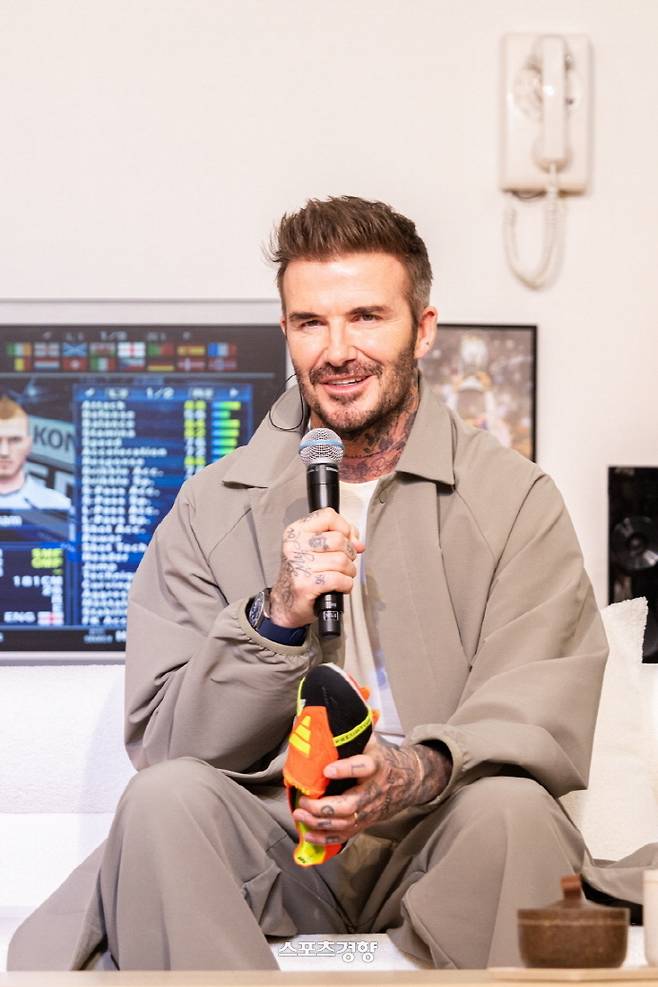 데이비드 베컴이 지난달 29일 서울 명동의 아디다스 브랜드 플래그십 서울에서 열리는 ‘프레데터 출시 30주년 기념 전시’에 참석해 이야기하고 있다. 아디다스 제공