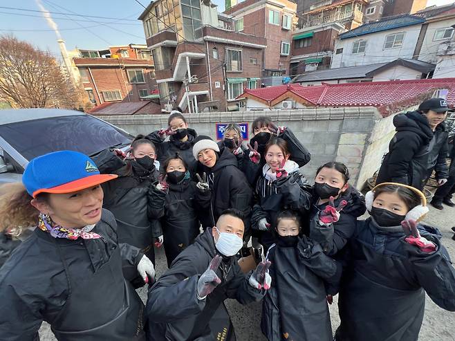 지난 30일 거리의 시인 노현태, 에코엔젤스, 리아킴이 팝핀현준의 '2024 사랑의 연탄나눔' 봉사활동을 펼쳤다. /사진제공=스위치프로모션